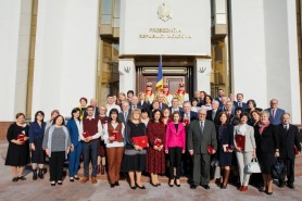 Maia Sandu a conferit distincții de stat mai multor profesori